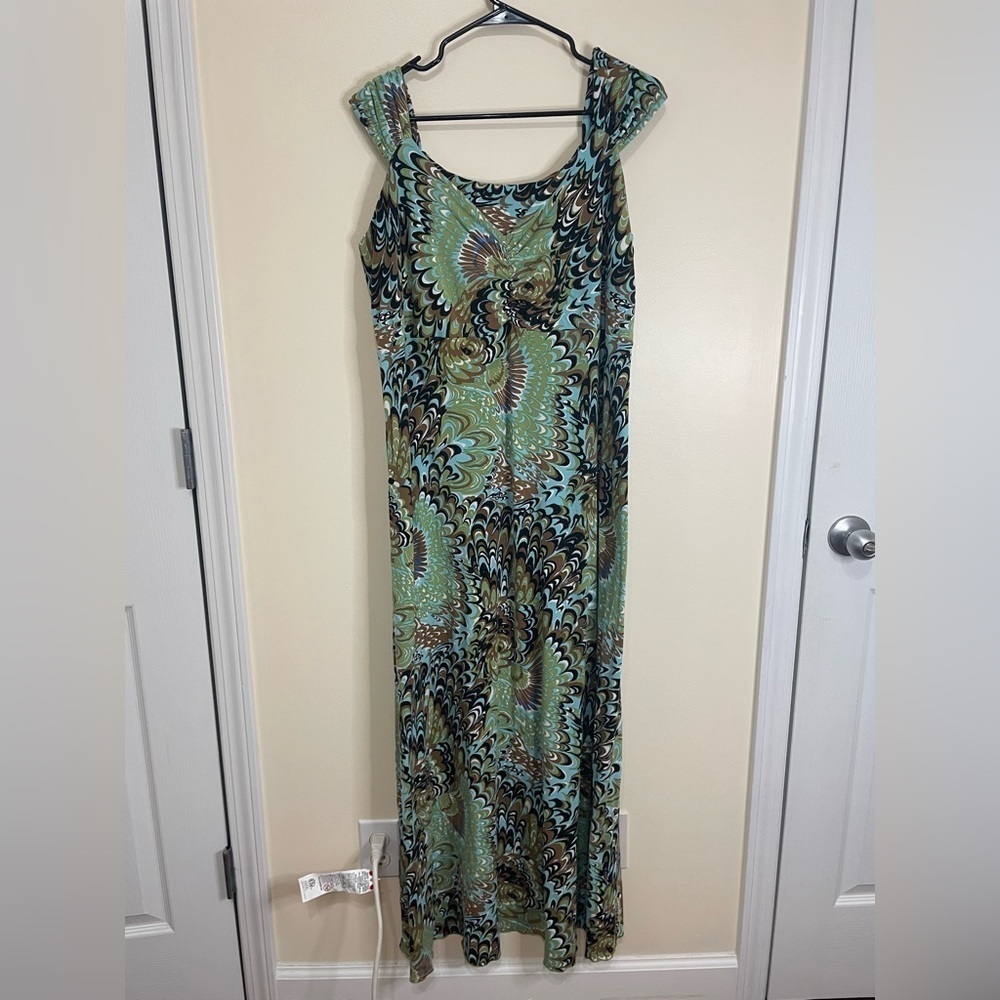 5 for 35$ The Pyramid Collection Peacock MultiColor Sleeveless Maxi Dress